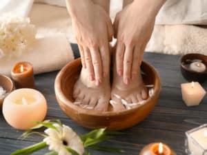 Съвети при подуване на краката – опитайте тези за намаляване на отока